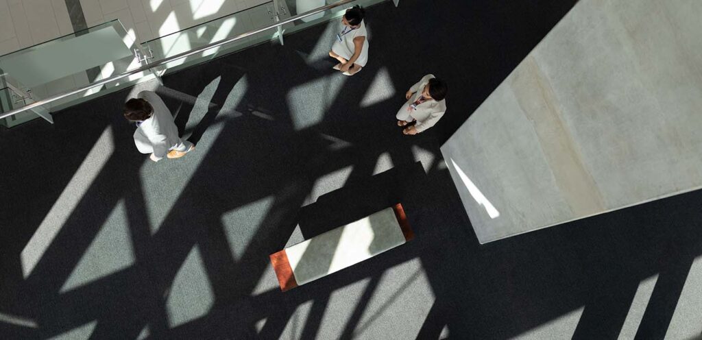 Manter os carpetes corporativos limpos e bem conservados é crucial não apenas para a estética do ambiente, mas também para a saúde e o bem-estar dos colaboradores.